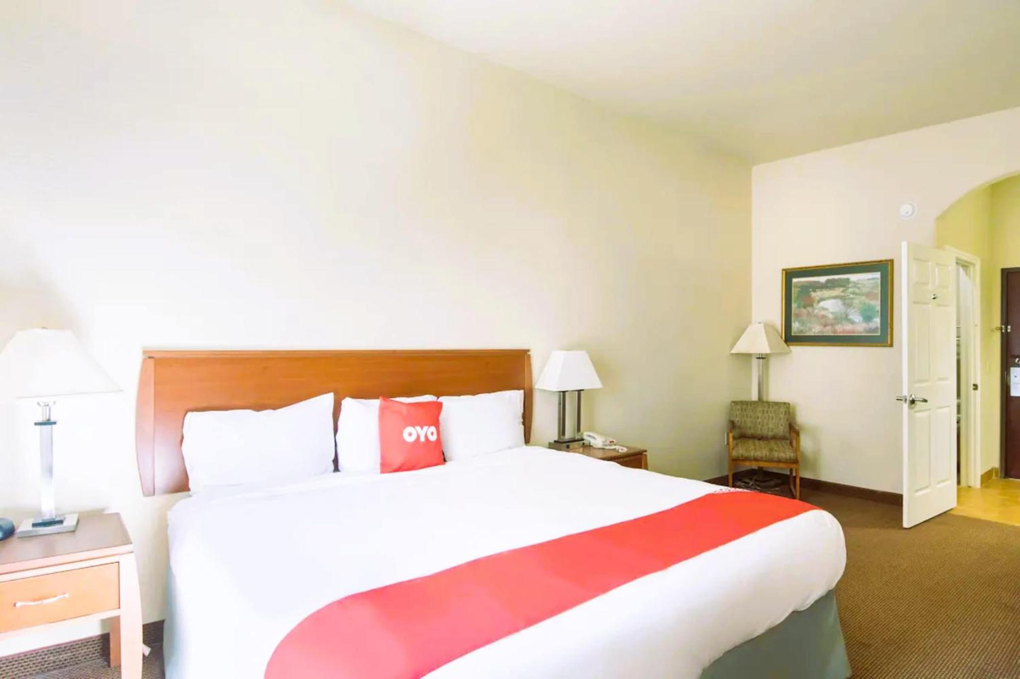 Oyo Townhouse Clute Lake Jackson ภายนอก รูปภาพ