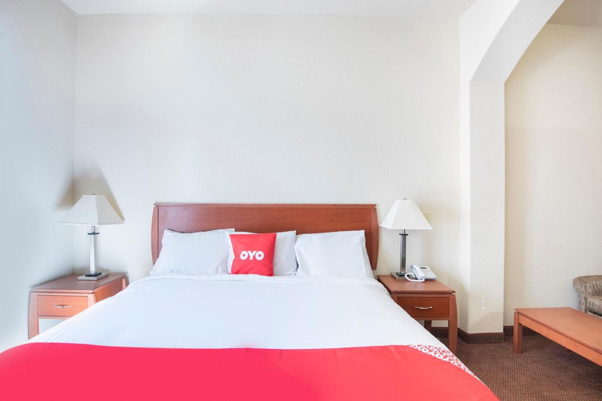 Oyo Townhouse Clute Lake Jackson ภายนอก รูปภาพ
